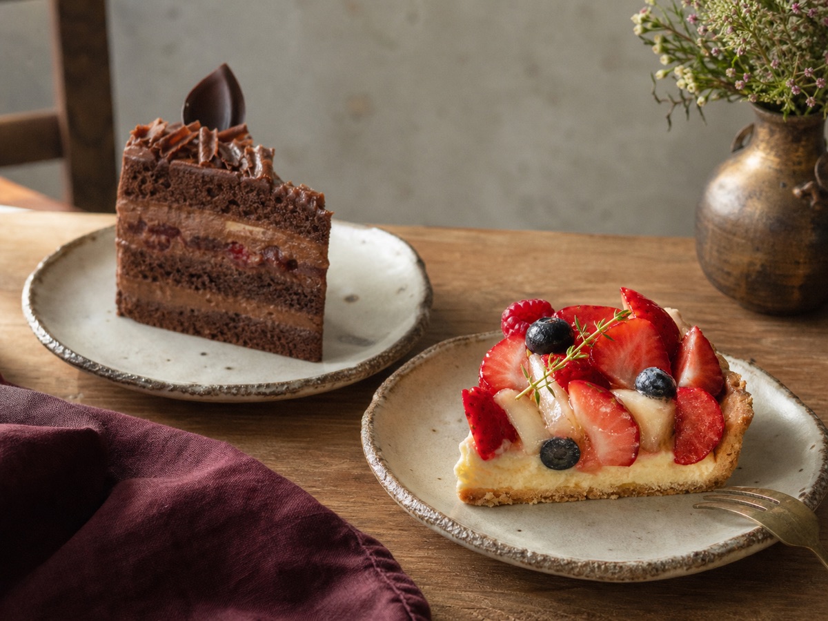 ショーケースに並ぶ果実のタルトとケーキ