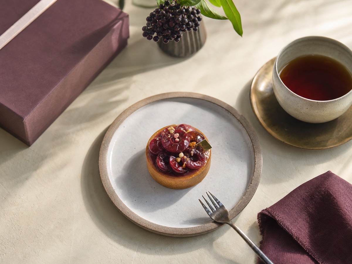 紅茶とケーキを楽しむカフェ席